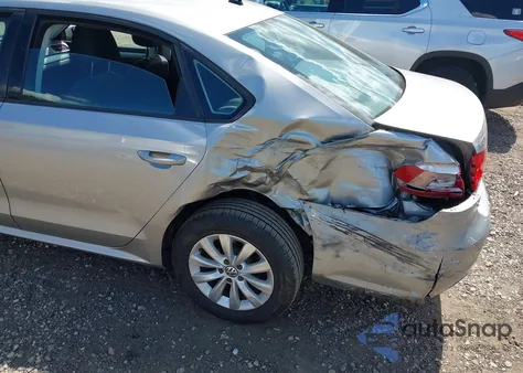 2012 Volkswagen Passat 2.5L S z USA, uszkodzony, nr VIN 1VWAP7A36CC032064